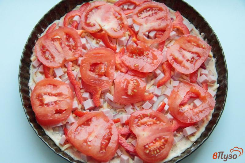 Фото приготовление рецепта: Пицца с помидорами, колбасой и перцем шаг №8