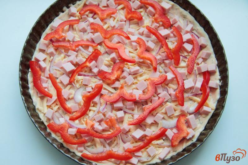 Фото приготовление рецепта: Пицца с помидорами, колбасой и перцем шаг №7
