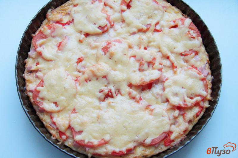 Фото приготовление рецепта: Пицца с помидорами, колбасой и перцем шаг №10