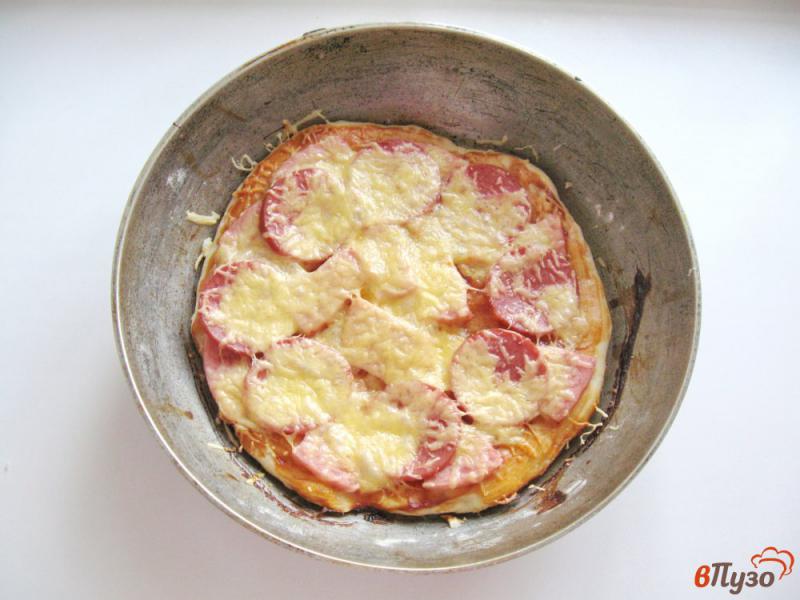 Фото приготовление рецепта: Пицца с копченой колбасой и ветчиной шаг №9