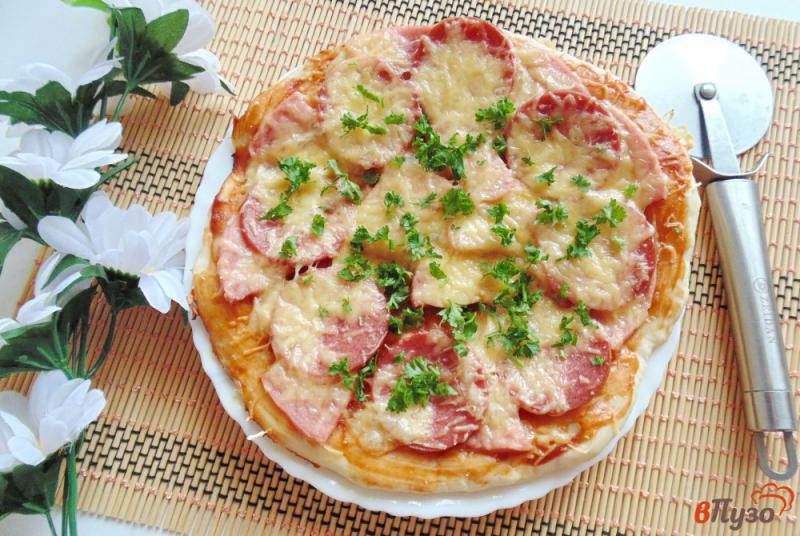 Фото приготовление рецепта: Пицца с копченой колбасой и ветчиной шаг №10