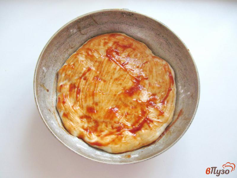 Фото приготовление рецепта: Пицца с копченой колбасой и ветчиной шаг №6