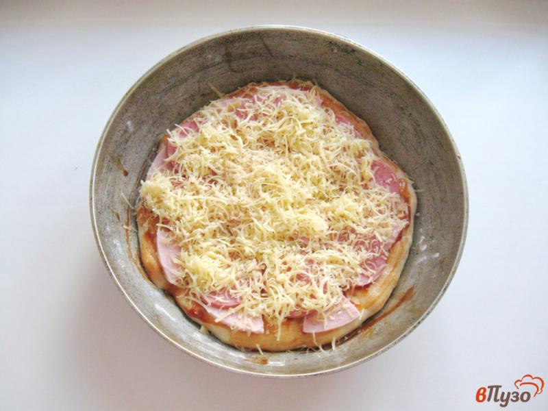Фото приготовление рецепта: Пицца с копченой колбасой и ветчиной шаг №8