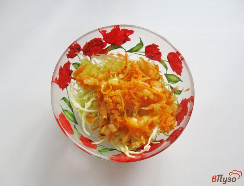 Фото приготовление рецепта: Салат из капусты с маринованными огурцами шаг №3