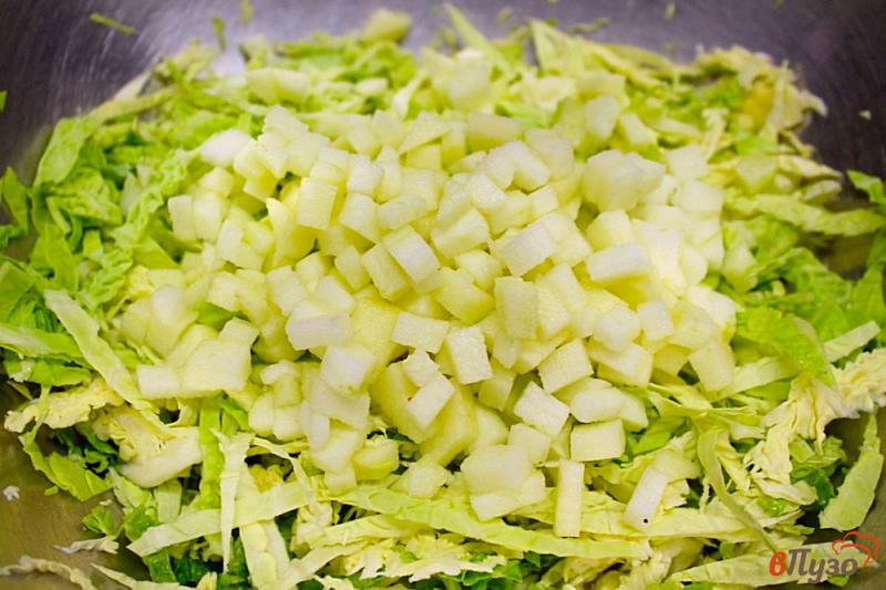 Фото приготовление рецепта: Мясной салат с яблоком и савойской капустой шаг №2