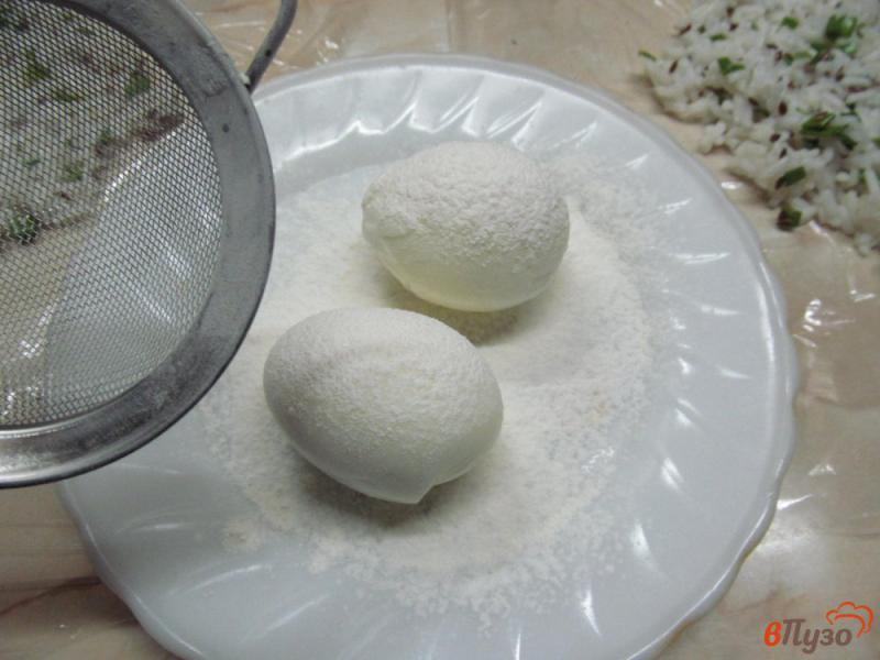 Фото приготовление рецепта: Яйца в рисе и беконе шаг №2
