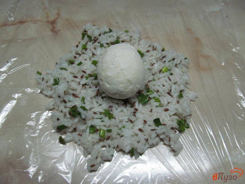 Фото приготовление рецепта: Яйца в рисе и беконе шаг №3