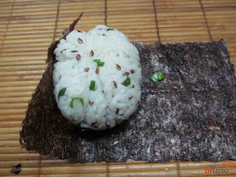 Фото приготовление рецепта: Яйца в рисе и беконе шаг №5