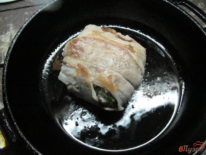 Фото приготовление рецепта: Яйца в рисе и беконе шаг №7