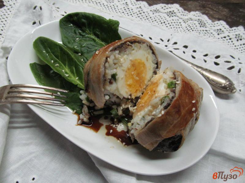 Фото приготовление рецепта: Яйца в рисе и беконе шаг №10