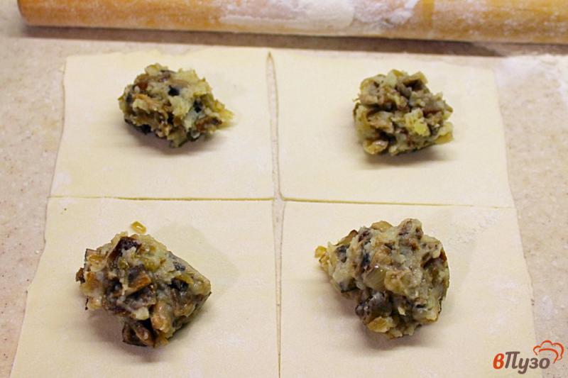 Фото приготовление рецепта: Слойки с шампиньонами и картофельным пюре шаг №4