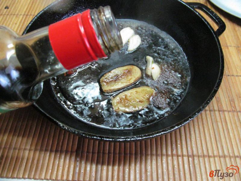 Фото приготовление рецепта: Куриные бедра с гарниром из грибов и булгуром шаг №4
