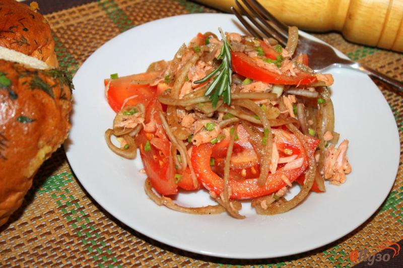 Фото приготовление рецепта: Салат из помидоров с отварным лососем и маринованным луком шаг №7