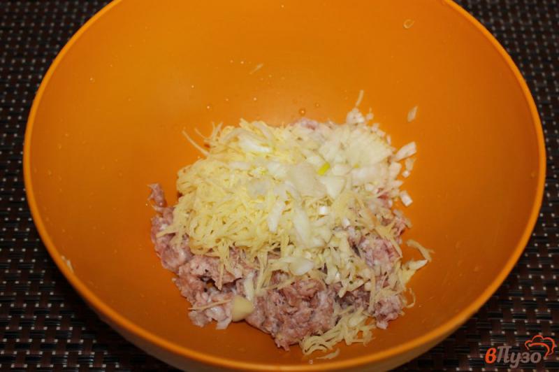 Фото приготовление рецепта: Мясные котлеты с картофелем и зеленым луком шаг №3