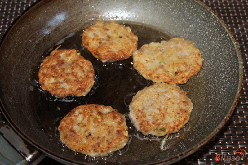 Фото приготовление рецепта: Мясные котлеты с картофелем и зеленым луком шаг №6