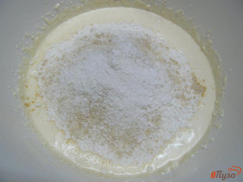Фото приготовление рецепта: Творожный кекс с малиной и ежевикой шаг №2