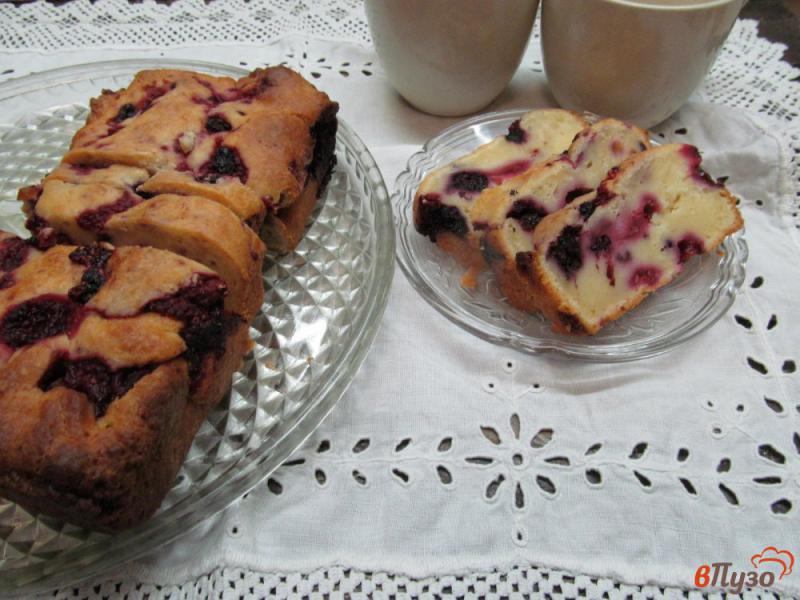 Фото приготовление рецепта: Творожный кекс с малиной и ежевикой шаг №6