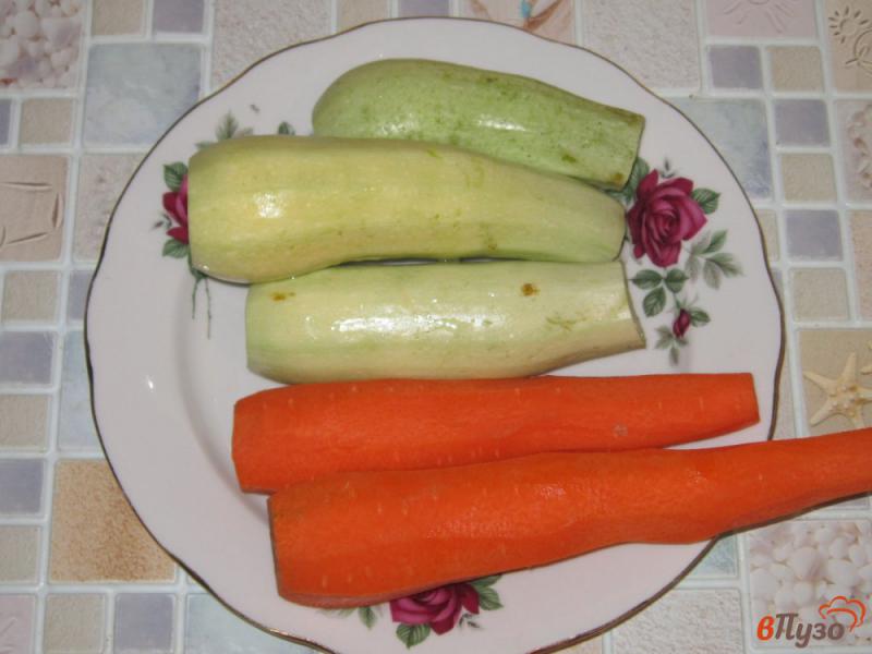 Фото приготовление рецепта: Помидоры консервированные с морковью и кабачками шаг №2