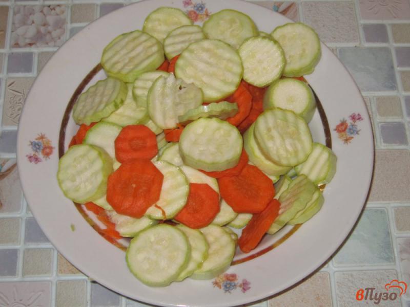 Фото приготовление рецепта: Помидоры консервированные с морковью и кабачками шаг №3