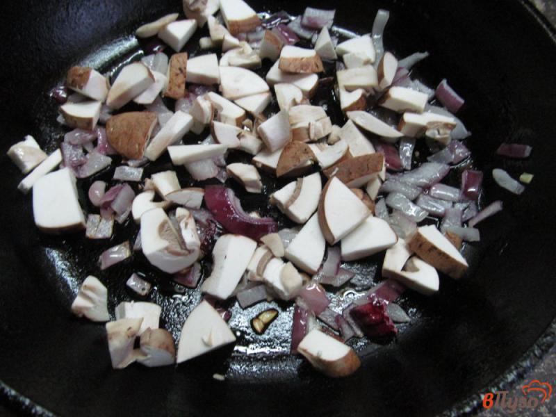 Фото приготовление рецепта: Блинчики с грибами и сыром шаг №3