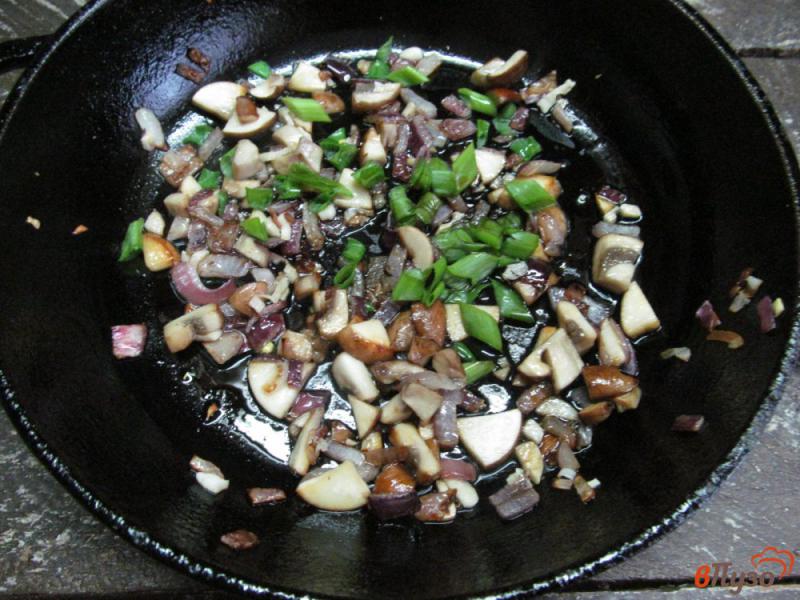 Фото приготовление рецепта: Блинчики с грибами и сыром шаг №4