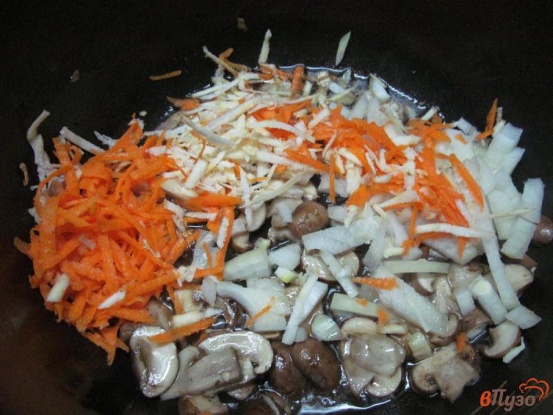 Фото приготовление рецепта: Тушеная капуста с грибами в мультиварке шаг №2