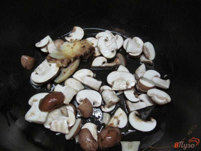 Фото приготовление рецепта: Тушеная капуста с грибами в мультиварке шаг №1