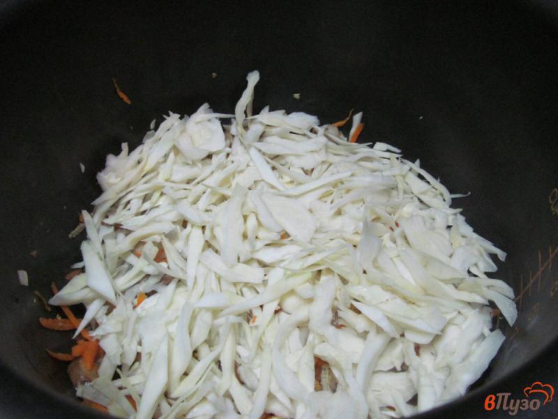 Фото приготовление рецепта: Тушеная капуста с грибами в мультиварке шаг №3