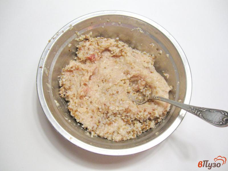 Фото приготовление рецепта: Тефтели с гречневой кашей в соусе шаг №2