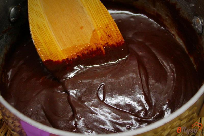 Фото приготовление рецепта: Молочный шоколад с миндалем и вишней шаг №2