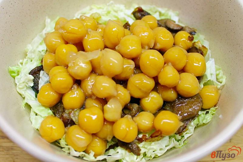 Фото приготовление рецепта: Салат из пекинской капусты с грибами и нутом шаг №4