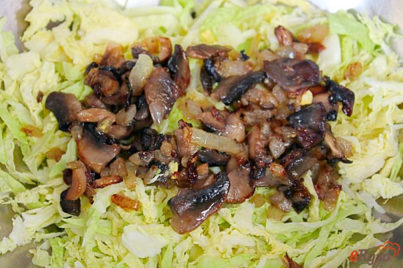 Фото приготовление рецепта: Салат из савойской капусты с чесноком и шампиньонами шаг №3