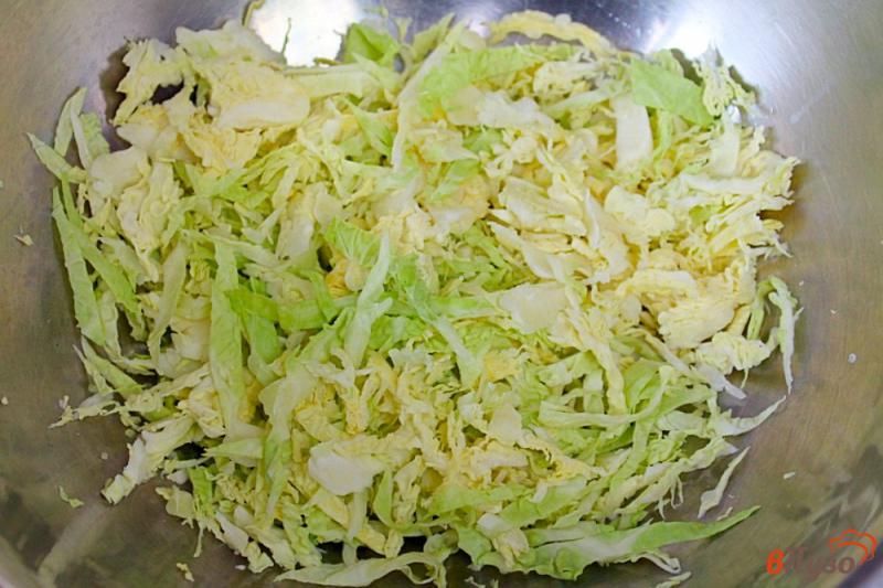 Фото приготовление рецепта: Салат из савойской капусты с чесноком и шампиньонами шаг №2