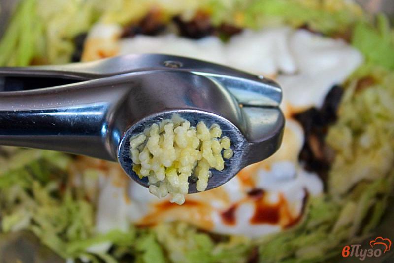 Фото приготовление рецепта: Салат из савойской капусты с чесноком и шампиньонами шаг №5