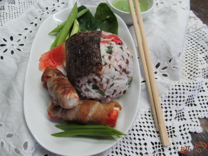 Фото приготовление рецепта: Рис с яйцом и крабовыми палочками в беконе шаг №6