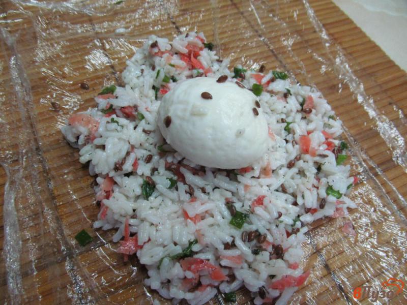 Фото приготовление рецепта: Рис с яйцом и крабовыми палочками в беконе шаг №2