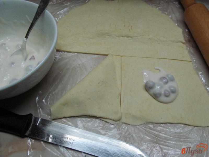 Фото приготовление рецепта: Пирожки с начинкой из сметаны и клюквы шаг №6