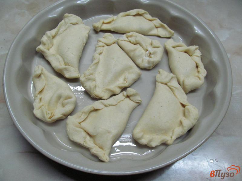 Фото приготовление рецепта: Пирожки с начинкой из сметаны и клюквы шаг №7