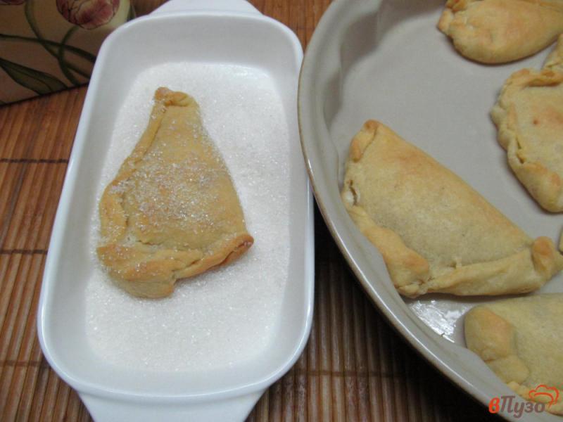 Фото приготовление рецепта: Пирожки с начинкой из сметаны и клюквы шаг №8