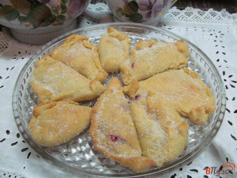 Фото приготовление рецепта: Пирожки с начинкой из сметаны и клюквы шаг №9