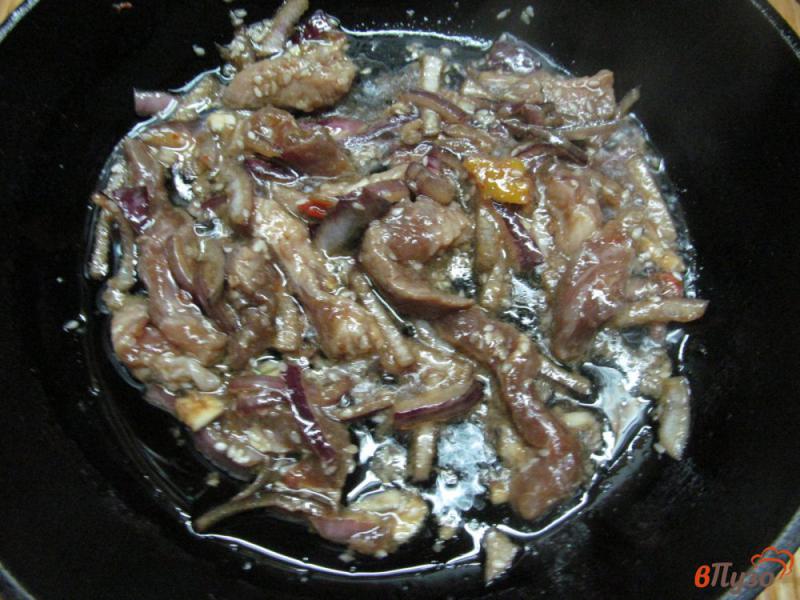 Фото приготовление рецепта: Свинина с луком под сыром моцарелла шаг №3