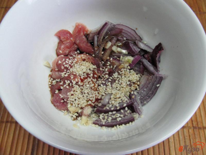 Фото приготовление рецепта: Свинина с луком под сыром моцарелла шаг №2