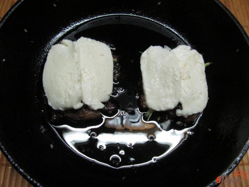 Фото приготовление рецепта: Свинина с луком под сыром моцарелла шаг №6