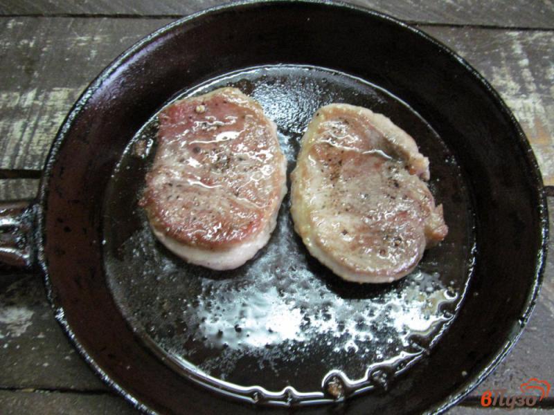 Фото приготовление рецепта: Свиные отбивные под соусом из яйца и грибов шаг №2
