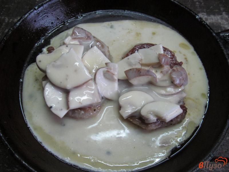 Фото приготовление рецепта: Свиные отбивные под соусом из яйца и грибов шаг №5