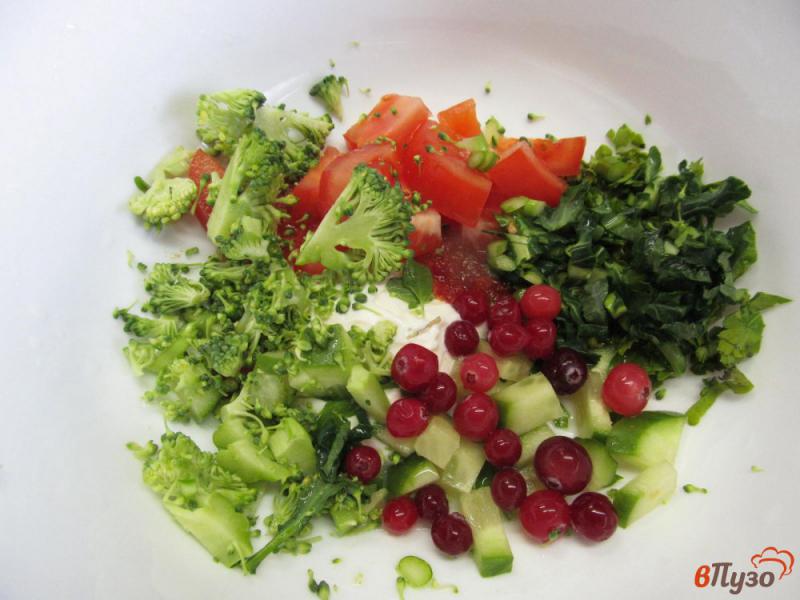 Фото приготовление рецепта: Овощной салат с клюквой и брынзой шаг №3