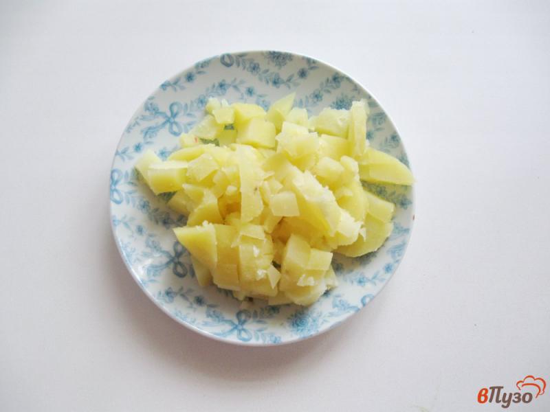 Фото приготовление рецепта: Салат с крабовыми палочками и яблоком шаг №2