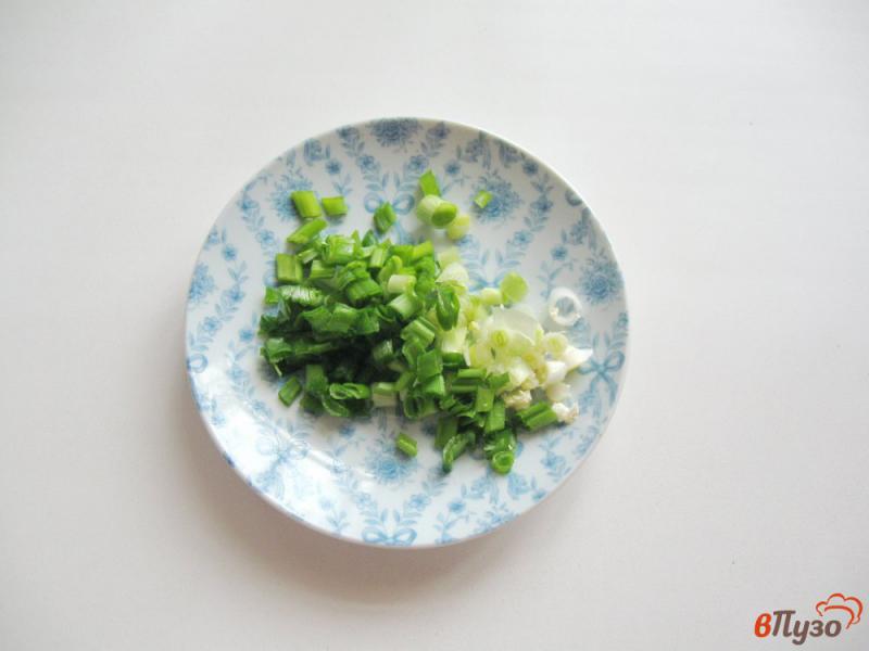 Фото приготовление рецепта: Салат с крабовыми палочками и яблоком шаг №5