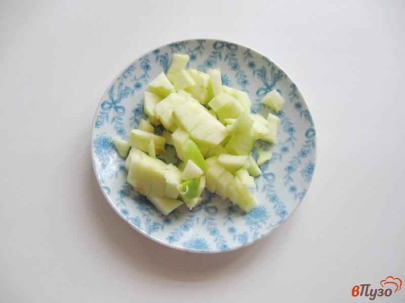 Фото приготовление рецепта: Салат с крабовыми палочками и яблоком шаг №6