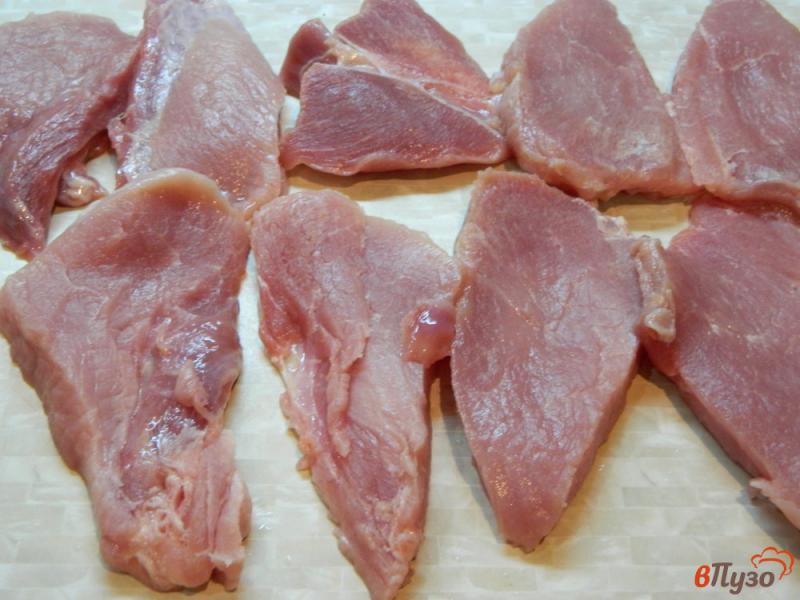 Фото приготовление рецепта: Отбивные из свинины с помидором и сыром в духовке шаг №1